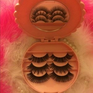 3 pairs of false eyelashes + pink case